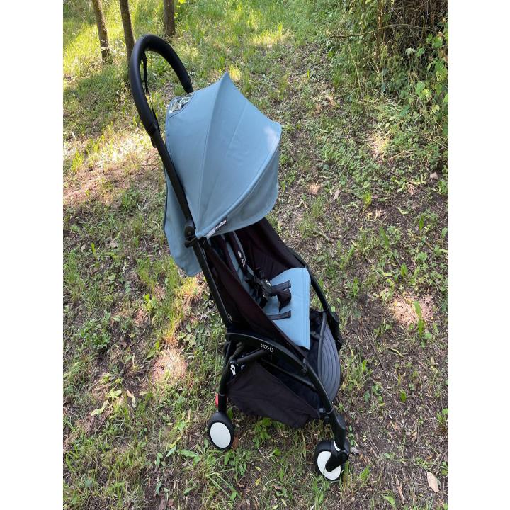 Om man fäller ihop Babyzen Yoyo 2 blir vagnen lite nog att gå som handbagage på flygplanet.