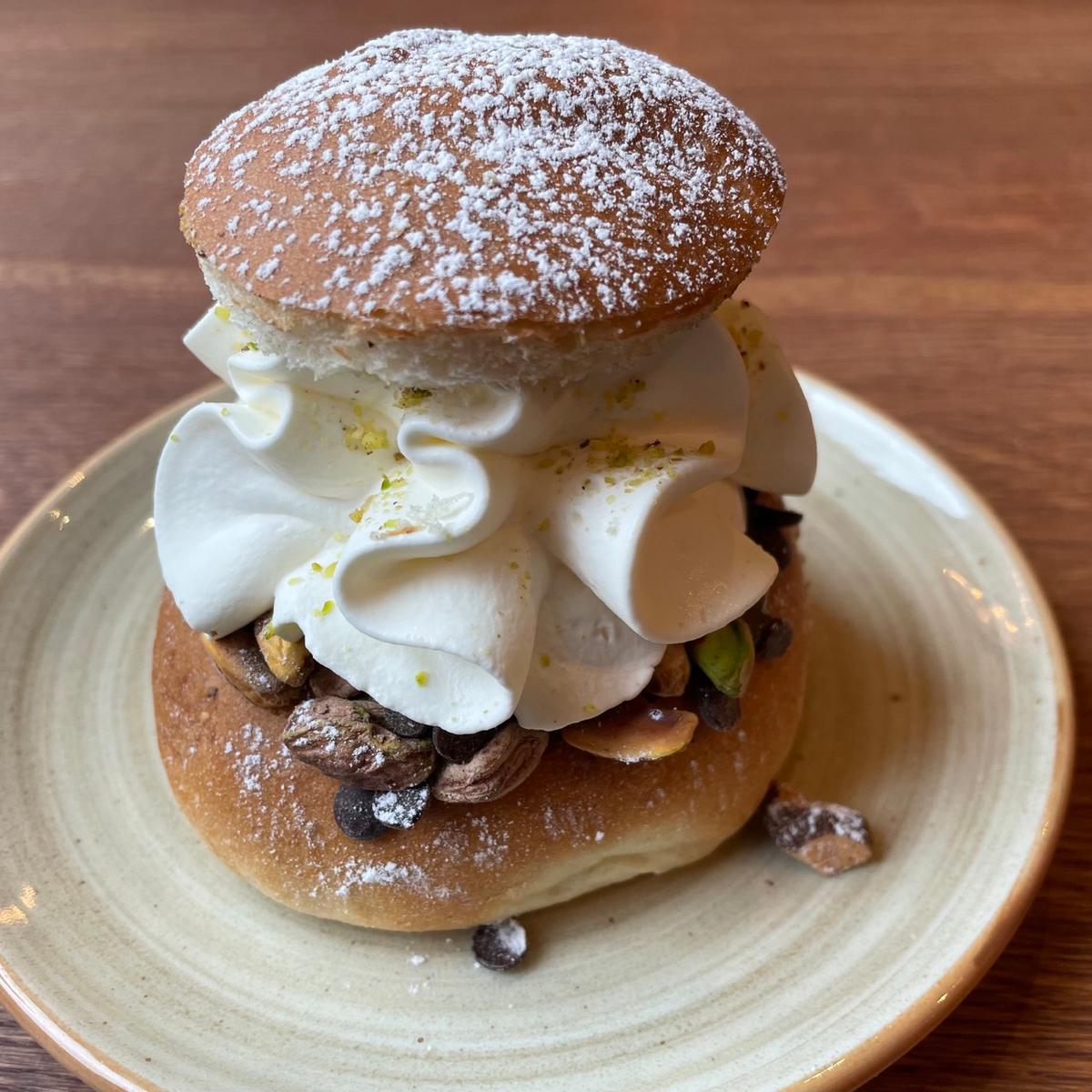 Bröd och salt pistagesemla
