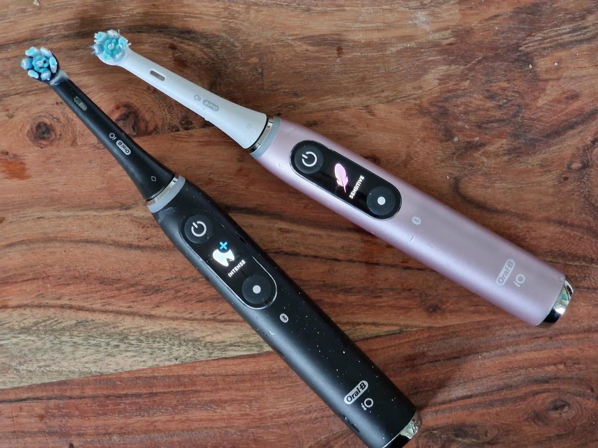 Svart Oral-B IO 10 och rosa Oral-B IO 9s