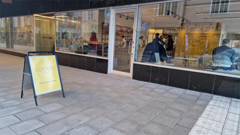 Socker Suker sett från trottoaren